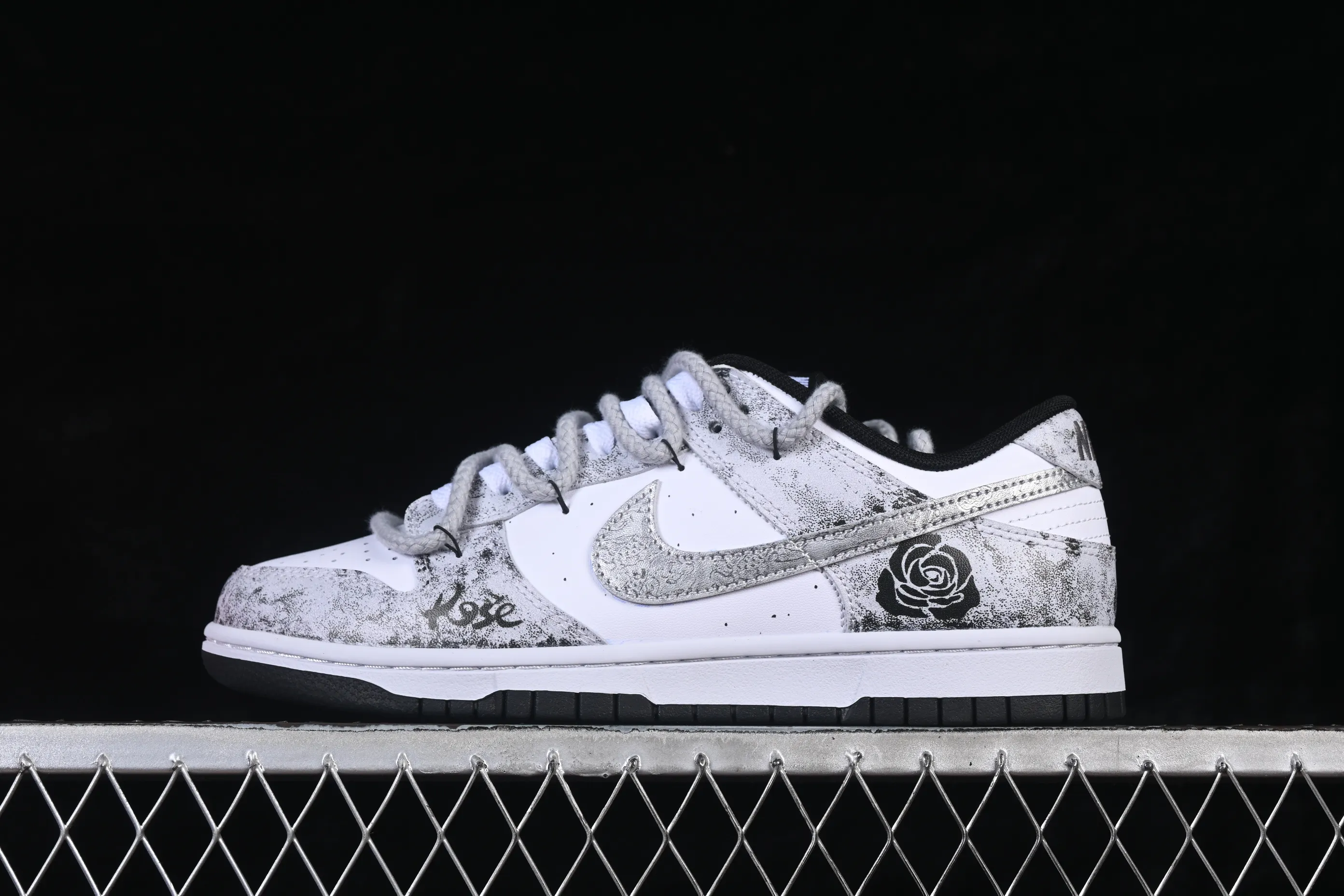 All categories Nk SB Dunk Series Nk SB Dunk Low High-end customized low-top sneakers Nike SB Dunk Low straps Anniversary high-end customized low-top casual sneakers DD1391-100